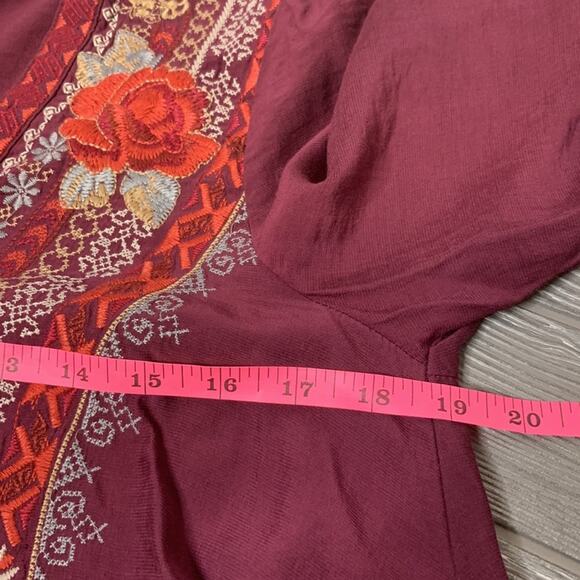 Andree by Unit embroidered floral tunic top shark bite hem blouse sz S - Picture 5 of 5